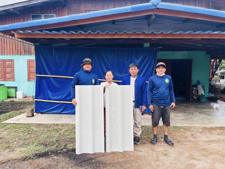 รับเรื่องร้องทุกข์ พร้อมลงพื้นที่สำรวจ และได้ดำเนินการมอบกระเบื้อง ให้กับ ประชาชนที่ได้รับผลกระทบจากเหตุวาตภัย หมู่ 5 บ้านโป่งแดง หมู่ที่ 6 บ้านแม่ปันเดง