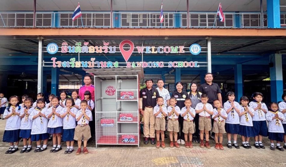 ลงพื้นที่มอบตู้รวบรวมขยะอันตราย ให้แก่โรงเรียนในพื้นที่องค์การบริหารส่วนตำบลทุ่งหัวช้าง