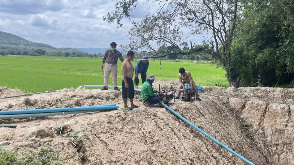 ลงพื้นที่ทดสอบบ่อน้ำตื้นและตรวจสอบปริมาณน้ำ ประเมินอัตราการไหลของน้ำเพื่อวางแผน การแก้ไขปัญหาความเดือดร้อนของประชาชนในพื้นที่  หมู่ที่ 5 
